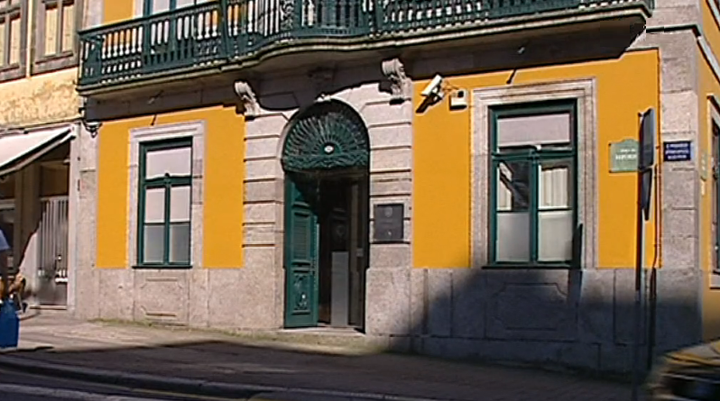 Advogados estagiários em tribunal contra a Ordem