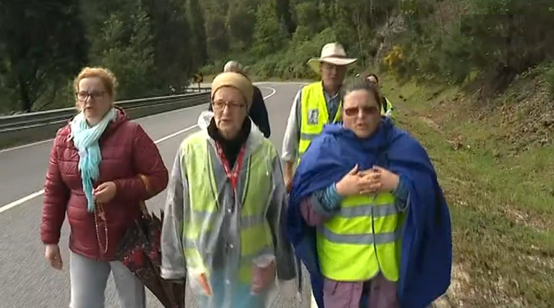 Peregrinos a caminho de Fátima