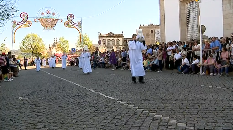 “Procissão das Cruzes” com Bíblia escrita à mão