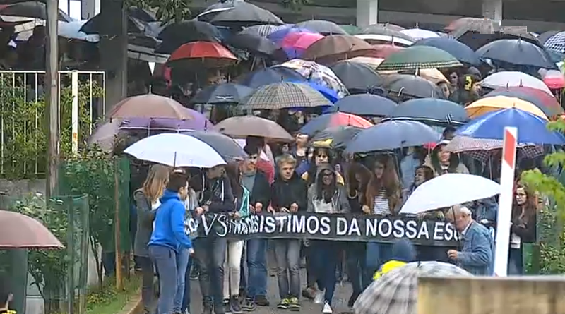 Protestos contra a redução do financiamento ao ensino privado