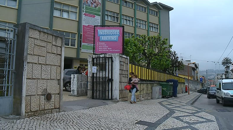Governo termina contratos com colégios