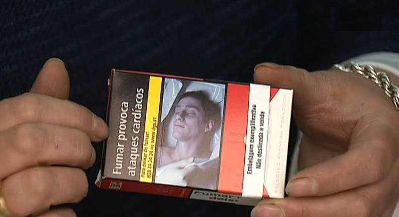 Maços de tabaco rotulados com imagens chocantes