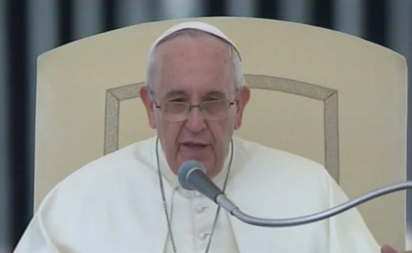 Papa Francisco pede reza em português