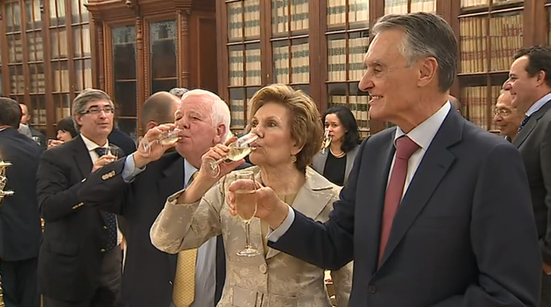 Cavaco Silva recebe prémio do ISEG
