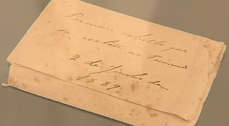 Doação de manuscrito de Fernando Pessoa