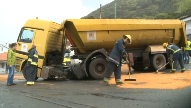 Acidente rodoviário com camião em São Jorge
