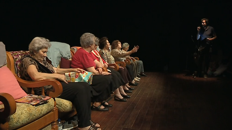 Teatro “Na ponta da Língua” com a participação de idosos