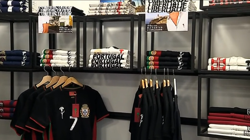 Roupa com símbolos de Portugal em Paris