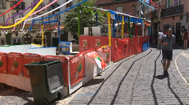 Habitantes de Alfama preparam-se para a noite de Santo António