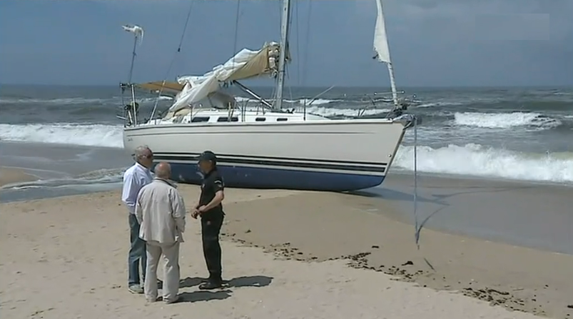 Veleiro encalhado na praia de Francelos