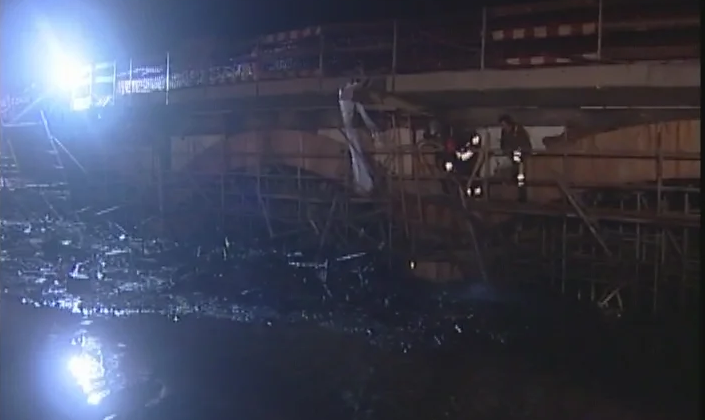 Remoção de detritos na ponte do rio Águeda