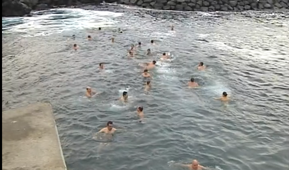 Primeiro banho do ano na Ilha de São Miguel