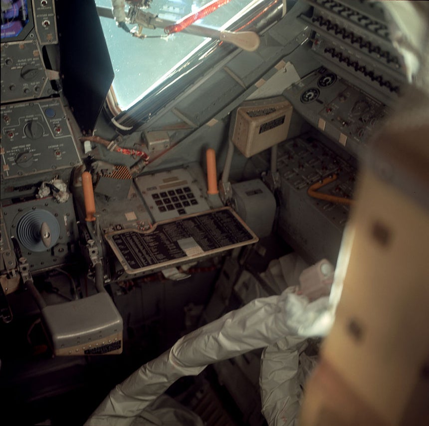 Vista do lugar do co-piloto (Buzz Aldrin ) no Módulo Lunar. Créditos Fotográficos: NASA/DR