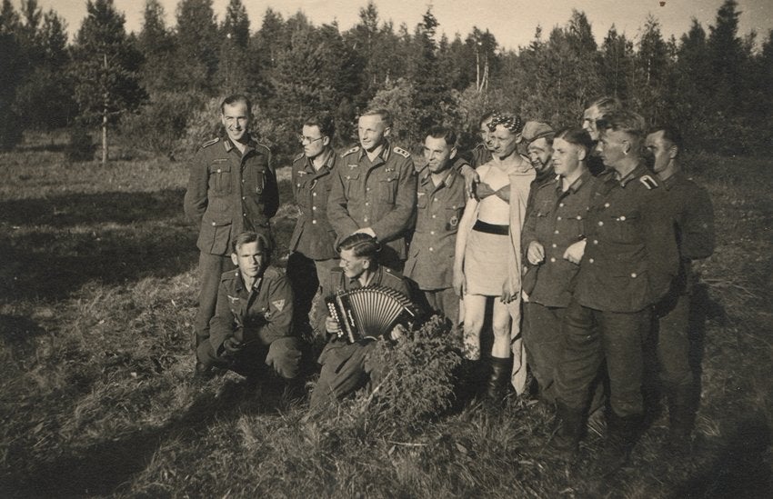 Soldier Studies. Crossdressing in der Wehrmacht, da editora Hatje Cantz