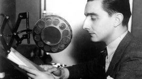 Imagem de Fernando Pessa ao microfone da Emissora Nacional