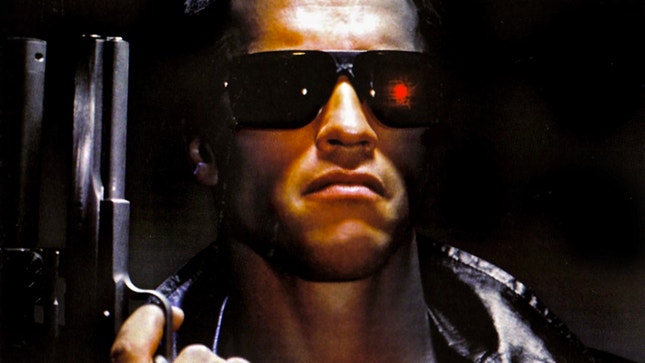 Arnold Schwarzenegger em pose de "Exterminador" — memórias de 1984