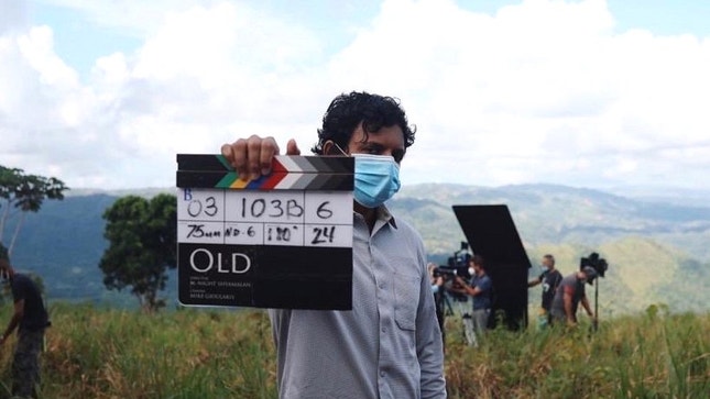 M. Night Shyamalan durante a rodagem de "Old / Presos no Tempo"