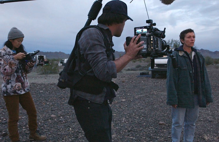 Chloé Zhao (à esquerda) e Frances McDormand (à direita) durante a rodagem de 