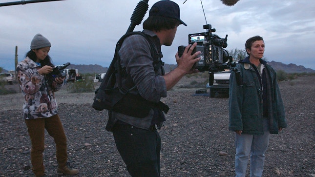 Chloé Zhao (à esquerda) e Frances McDormand (à direita) durante a rodagem de 