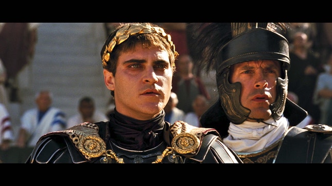 Joaquin Phoenix em "Gladiador", no papel do imperador Lúcio Aurélio Cómodo