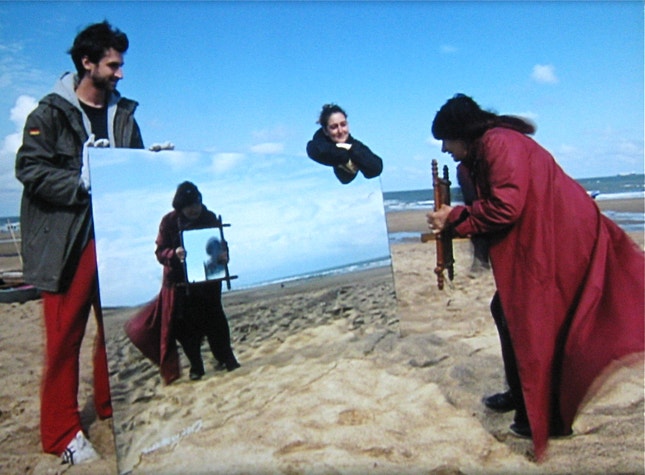Agnès Varda encenando a sua própria imagem em "As Praias de Agnès"