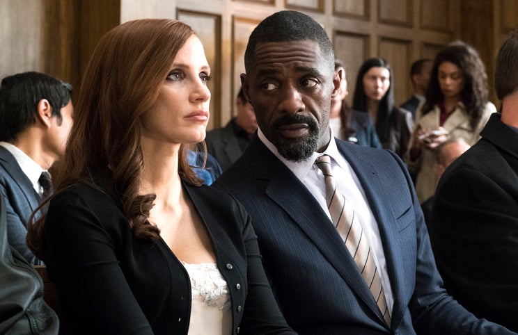 Jessica Chastain e Idris Elba — na teia do dinheiro e da lei
