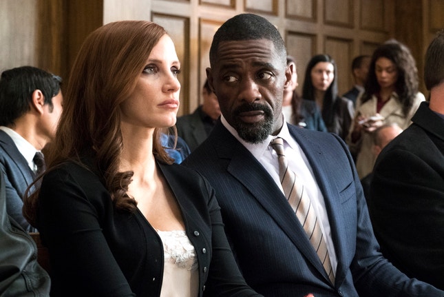 Jessica Chastain e Idris Elba — na teia do dinheiro e da lei