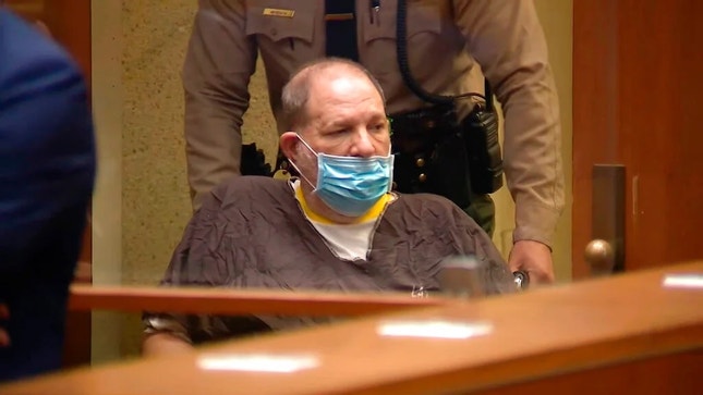 Harvey Weinstein num tribunal de Los Angeles durante a audiência preliminar em julho de 2021.