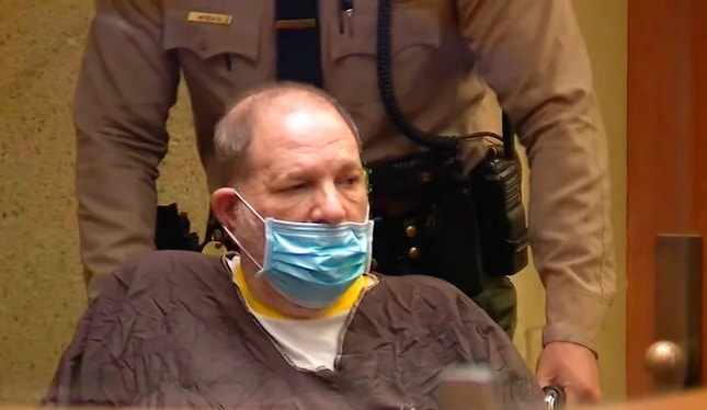 Harvey Weinstein num tribunal de Los Angeles durante a audiência preliminar em julho de 2021.