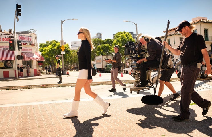 Sharon Tate, aliás, Margot Robbie — filma-se nas ruas de Hollywood
