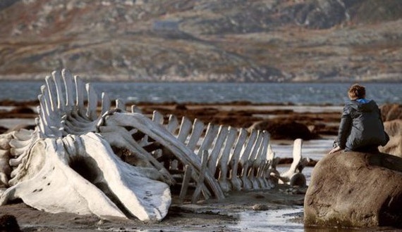 O esqueleto de uma baleia na margem do mar de Barents: o gigante marinho que simboliza o Leviatã.