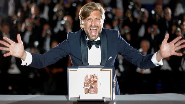 Ruben Östlund celebra a Palma de Ouro recebida em Cannes por "Triângulo da Tristeza".