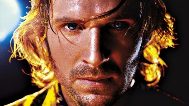 Ralph Fiennes vivendo o cruel "futuro" de 1999