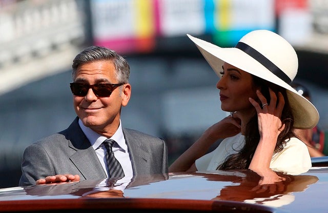 Segunda-feira, 29 setembro: Clooney e Amal chegam à cerimónia civil (Foto:Alessandro Bianchi/Reuters).