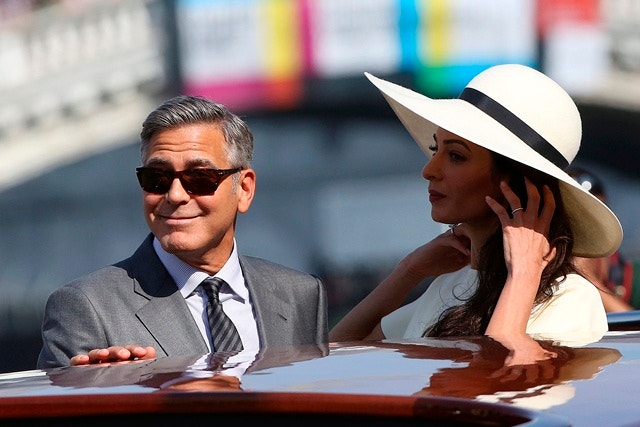 Segunda-feira, 29 setembro: Clooney e Amal chegam à cerimónia civil (Foto:Alessandro Bianchi/Reuters).