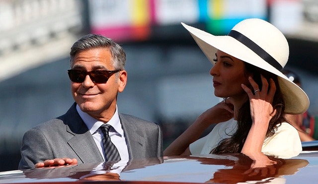 Segunda-feira, 29 setembro: Clooney e Amal chegam à cerimónia civil (Foto:Alessandro Bianchi/Reuters).