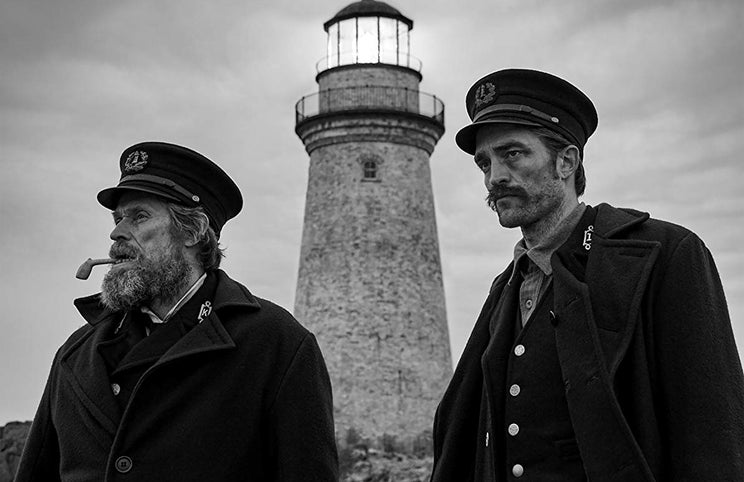 Willem Dafoe e Robert Pattinson nos espaços assombrados de 