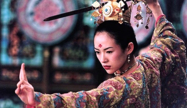Zhang Ziji em pose de combate — na tradição dos filmes 