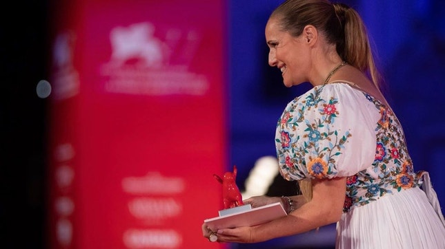 Ana Rocha de Sousa com o Leão de Ouro do futuro no festival de Veneza (DR)