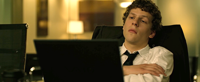 Jesse Eisenberg no papel de Mark Zuckerberg — Facebook, rivalidades e traições