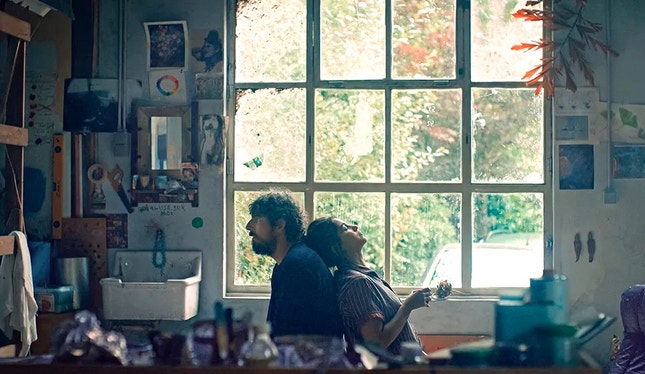 Damien Bonnard e Leïla Bekhti no espaçoi familiar do melodrama