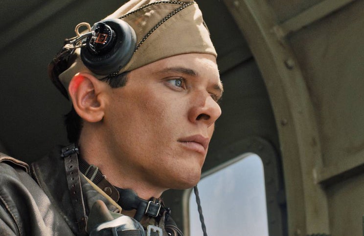 Jack O'Connell no papel de Louis Zamperini — no âmago de uma singularíssima experiência individual