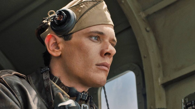 Jack O'Connell no papel de Louis Zamperini — no âmago de uma singularíssima experiência individual