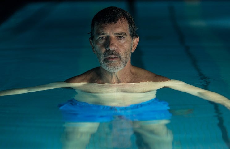 Antonio Banderas no papel do cineasta Salvador Mallo — passado, presente, futuro