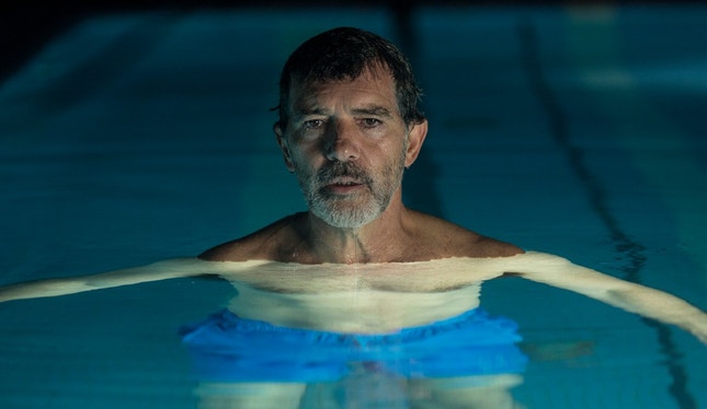Antonio Banderas no papel do cineasta Salvador Mallo — passado, presente, futuro