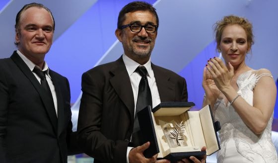 Nuri Bilge Ceylan recebe a Palma de Ouro de Quentin Tarantino e Uma Thurman.