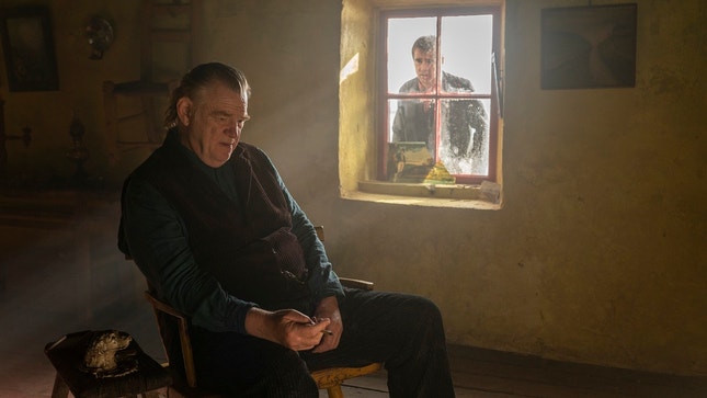 Imagem do filme: “Os Espíritos de Inisherin”: Farrell e Gleeson de costas voltadas