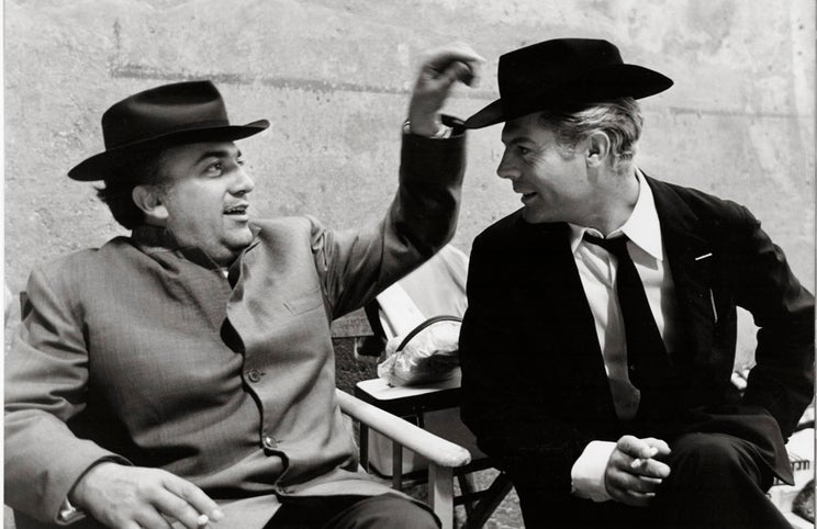 Federico Fellini e Marcelo Mastroianni na rodagem de 