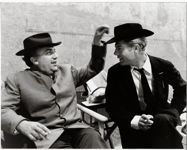 Federico Fellini e Marcelo Mastroianni na rodagem de 