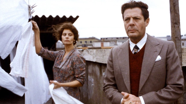 "Um Dia Inesquecível" (1977) — Sophia Loren e Marcello Mastroianni sob a direcção de Scola